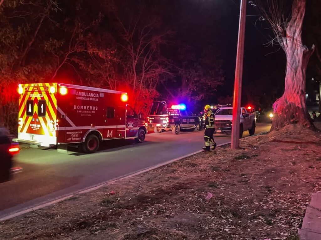 Accidente vehicular en Los Nogales moviliza a Bomberos Voluntarios de San Juan del Río