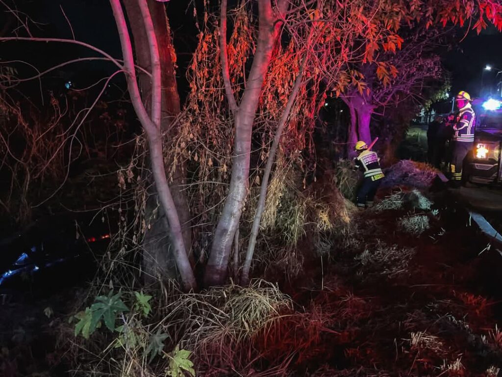 Accidente vehicular en Los Nogales moviliza a Bomberos Voluntarios de San Juan del Río