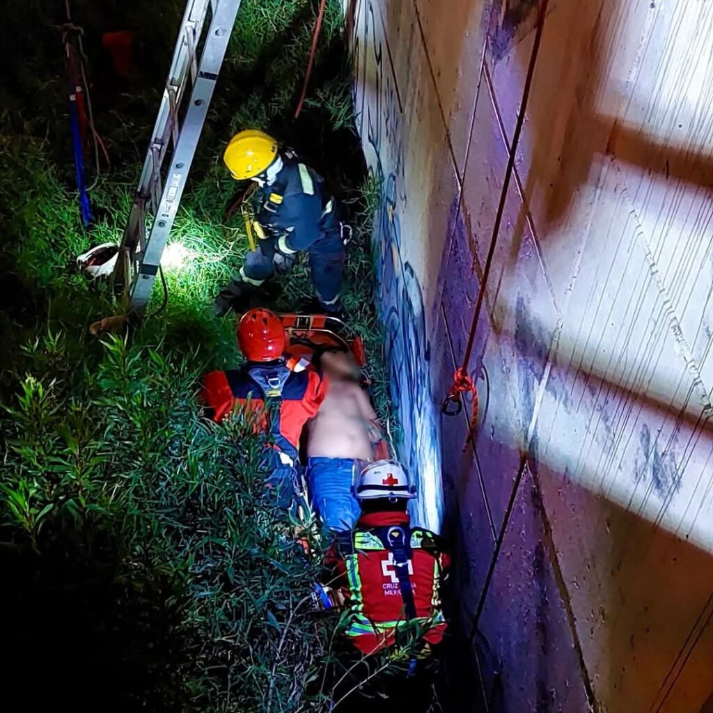 Rescate exitoso de masculino atrapado en ducto pluvial en Av. Revolución