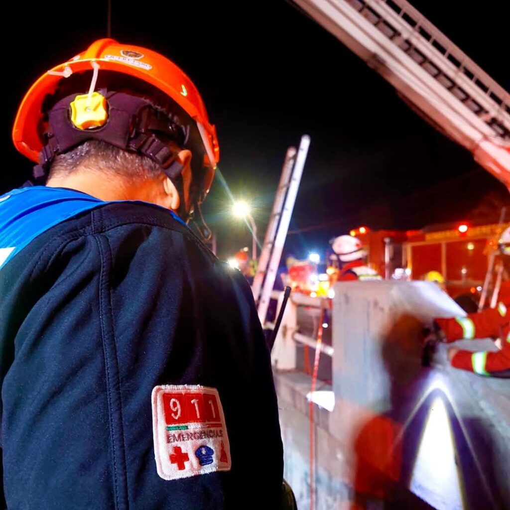 Rescate exitoso de masculino atrapado en ducto pluvial en Av. Revolución