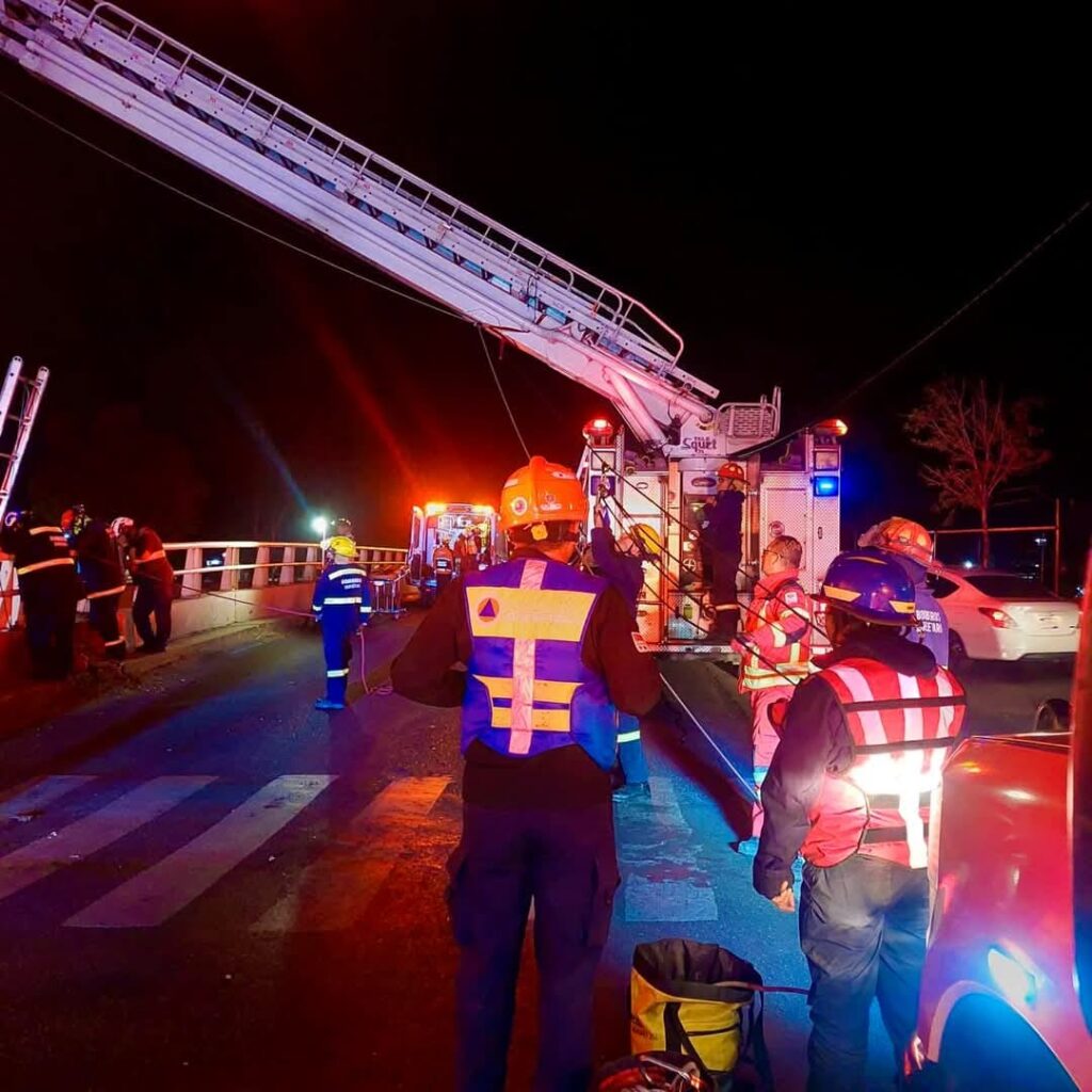Rescate exitoso de masculino atrapado en ducto pluvial en Av. Revolución
