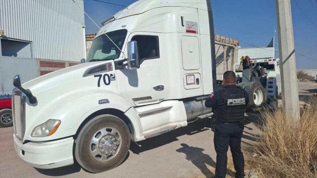 Aseguran bodega con vehículos robados en El Marqués; dos detenidos