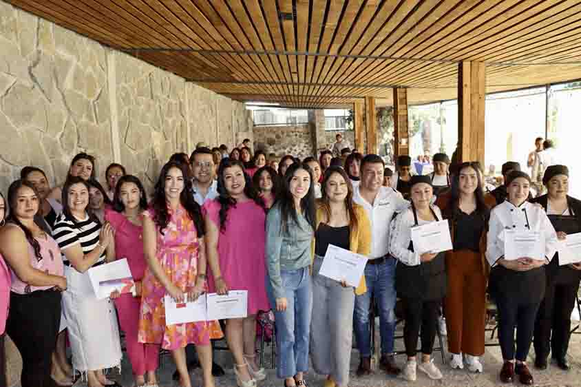 Capacitan a mujeres de Huimilpan para impulsar el emprendimiento