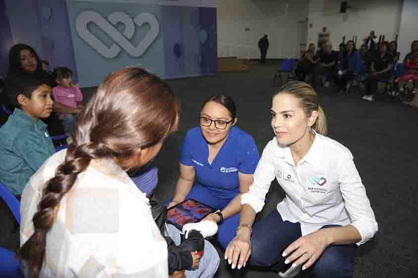 Convive Car Herrera con niñas y niños beneficiados de la Jornada Quirúrgica de Labio Palatina