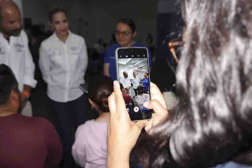 Convive Car Herrera con niñas y niños beneficiados de la Jornada Quirúrgica de Labio Palatina