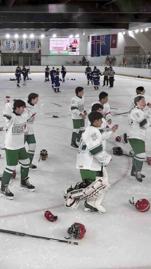 Gana oro atleta queretano en mundial de hockey sobre hielo