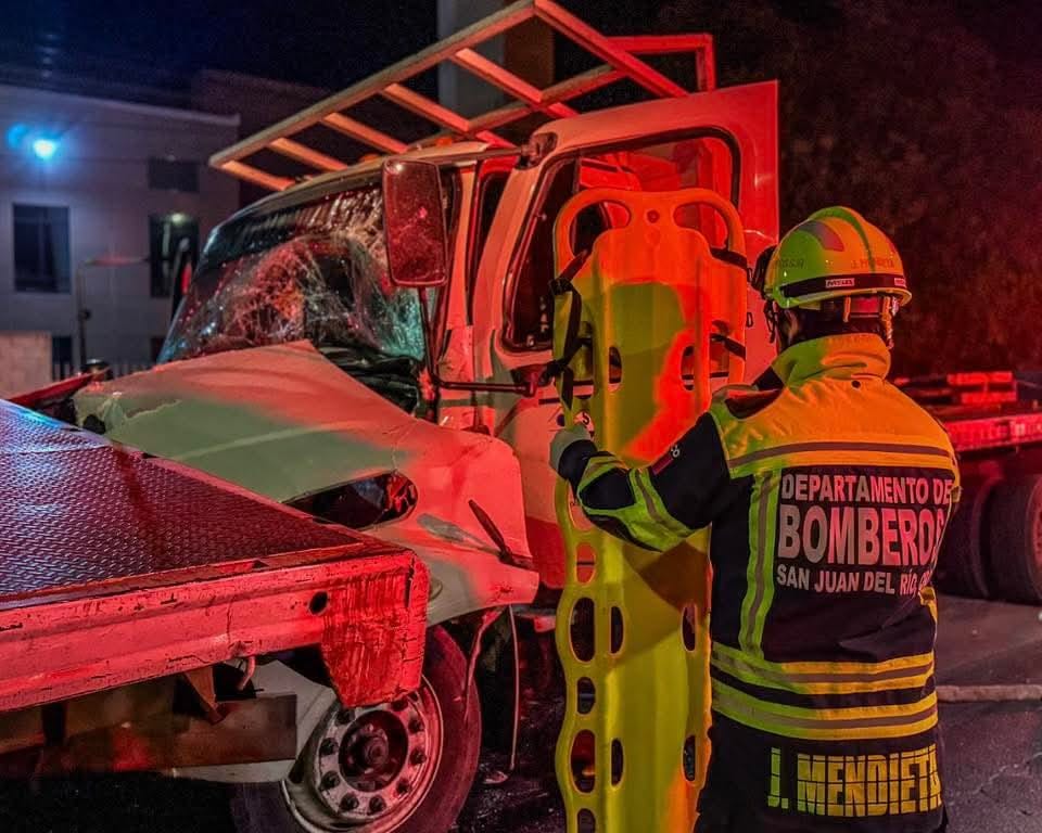 FUERTE CHOQUE ENTRE DOS PLATAFORMAS EN CARRETERA SAN JUAN DEL RÍO-XILITLA DEJA UN HERIDO