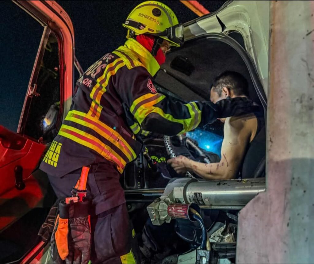 FUERTE CHOQUE ENTRE DOS PLATAFORMAS EN CARRETERA SAN JUAN DEL RÍO-XILITLA DEJA UN HERIDO