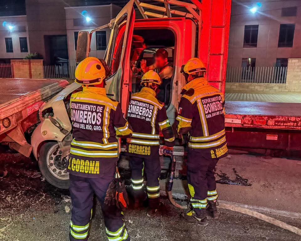 FUERTE CHOQUE ENTRE DOS PLATAFORMAS EN CARRETERA SAN JUAN DEL RÍO-XILITLA DEJA UN HERIDO