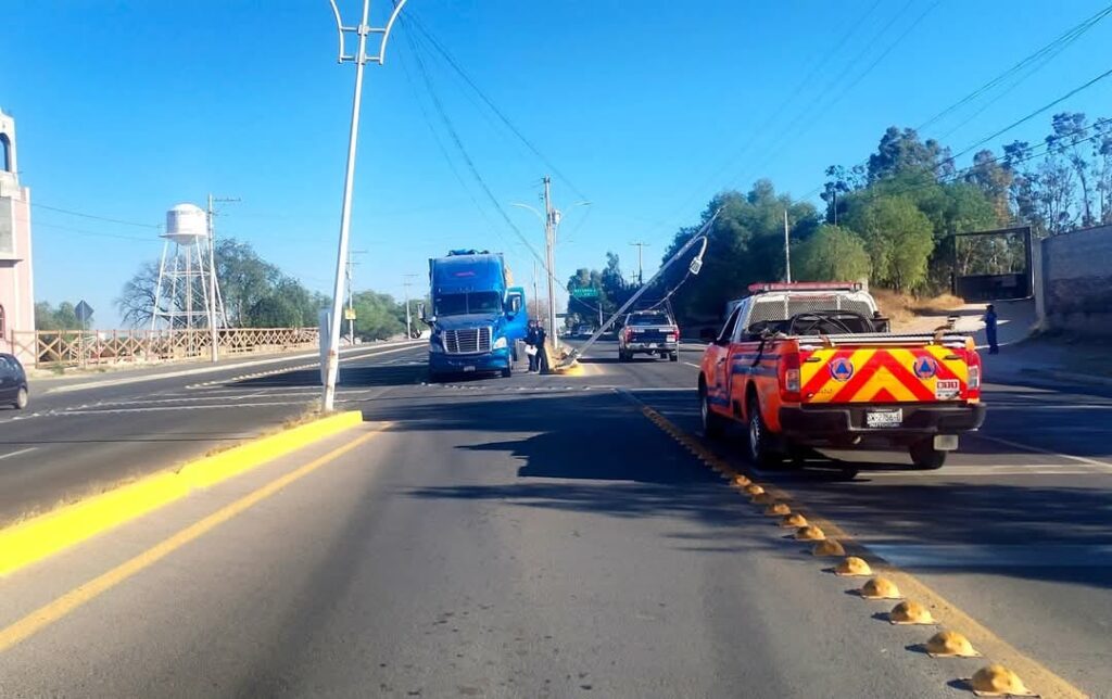 Accidente en la carretera estatal 110 reduce la vialidad a un carril en Colón