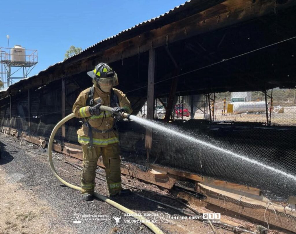 Incendio en establecimiento de Bernal moviliza a Bomberos Voluntarios de Ezequiel Montes