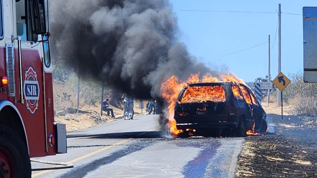 Camioneta se incendia en la carretera 300 y provoca cierre total en ambos sentidos