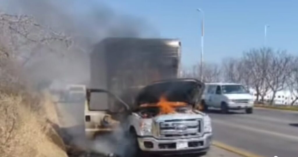 Se incendia camioneta en Circuito Universidad; no hay lesionados