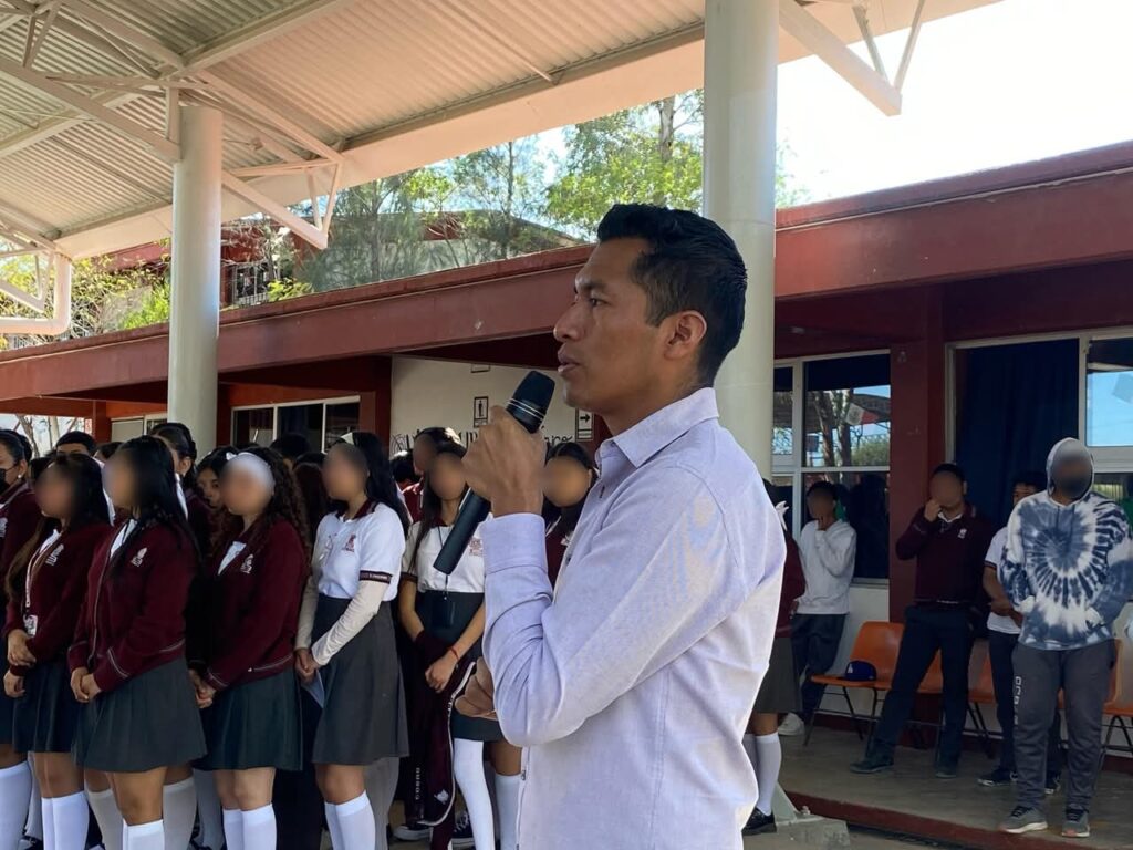 Presidente Municipal de Tolimán entrega desbrozadora al COBAQ Plantel 6 en Horno de Cal