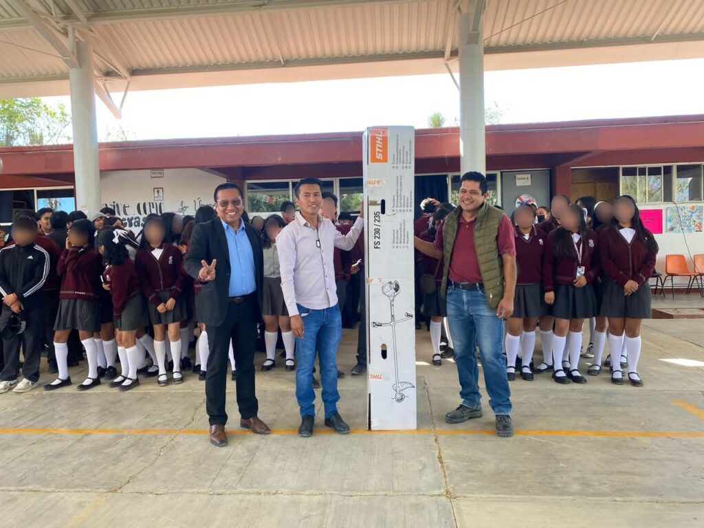 Presidente Municipal de Tolimán entrega desbrozadora al COBAQ Plantel 6 en Horno de Cal