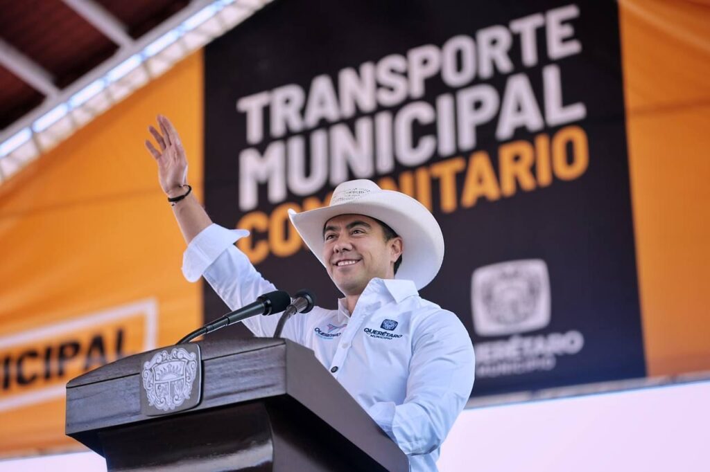 Presenta Felifer Transporte Municipal Comunitario en Santa Rosa Jáuregui