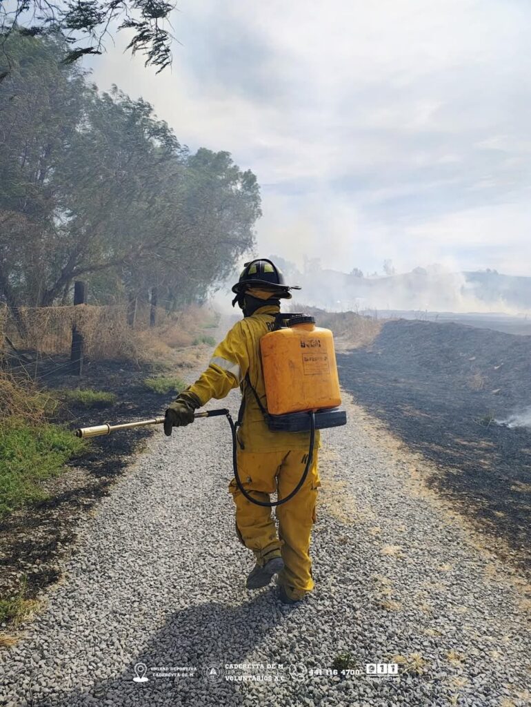 Bomberos voluntarios de Cadereyta atienden incendio