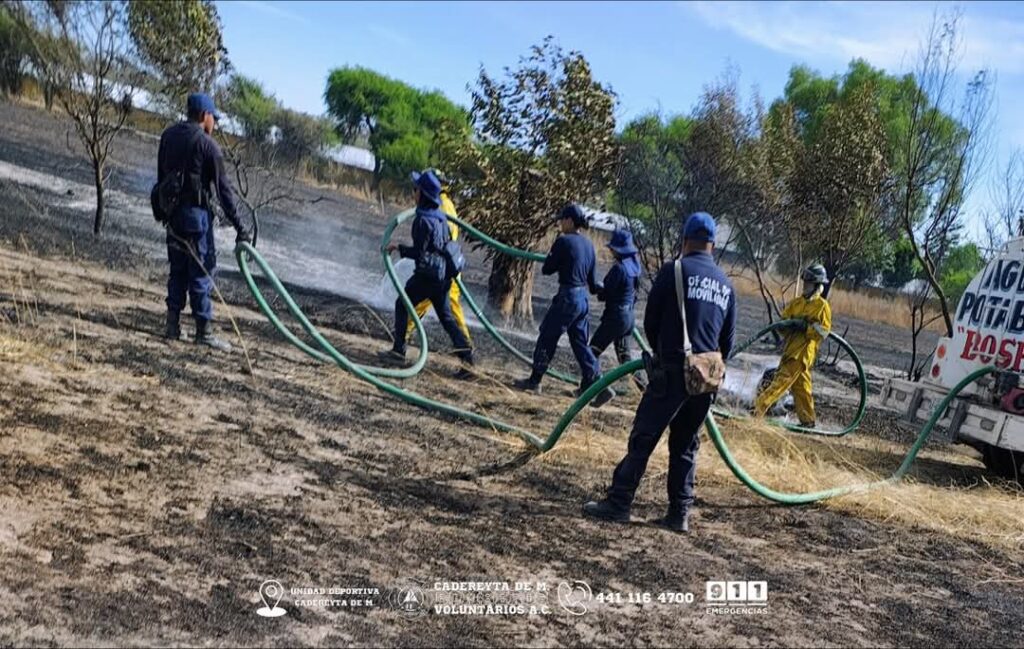 Bomberos voluntarios de Cadereyta atienden incendio de pastizal en carretera Santa Bárbara