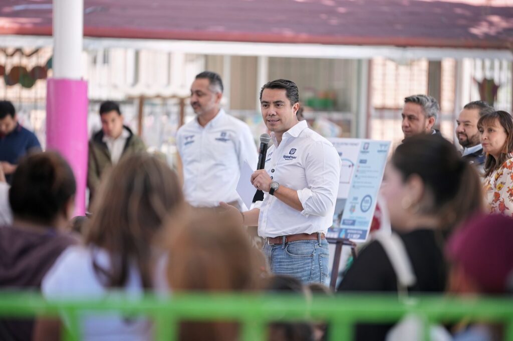 Entrega Felifer Macías arcotecho en el Jardín de Niños Celestino Freinet
