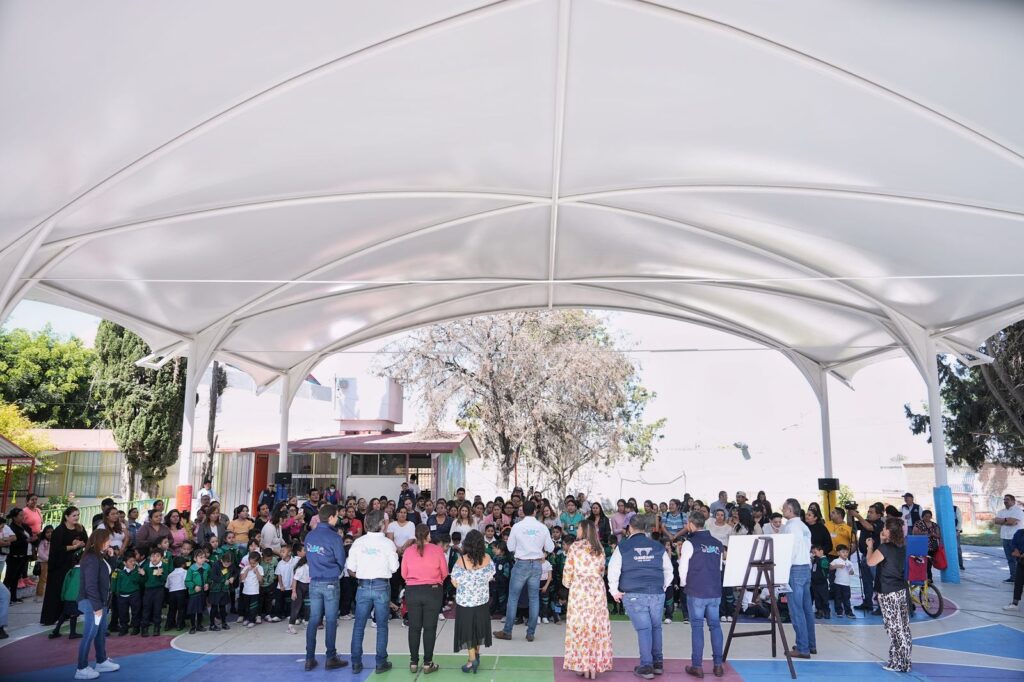 Entrega Felifer Macías arcotecho en el Jardín de Niños Celestino Freinet