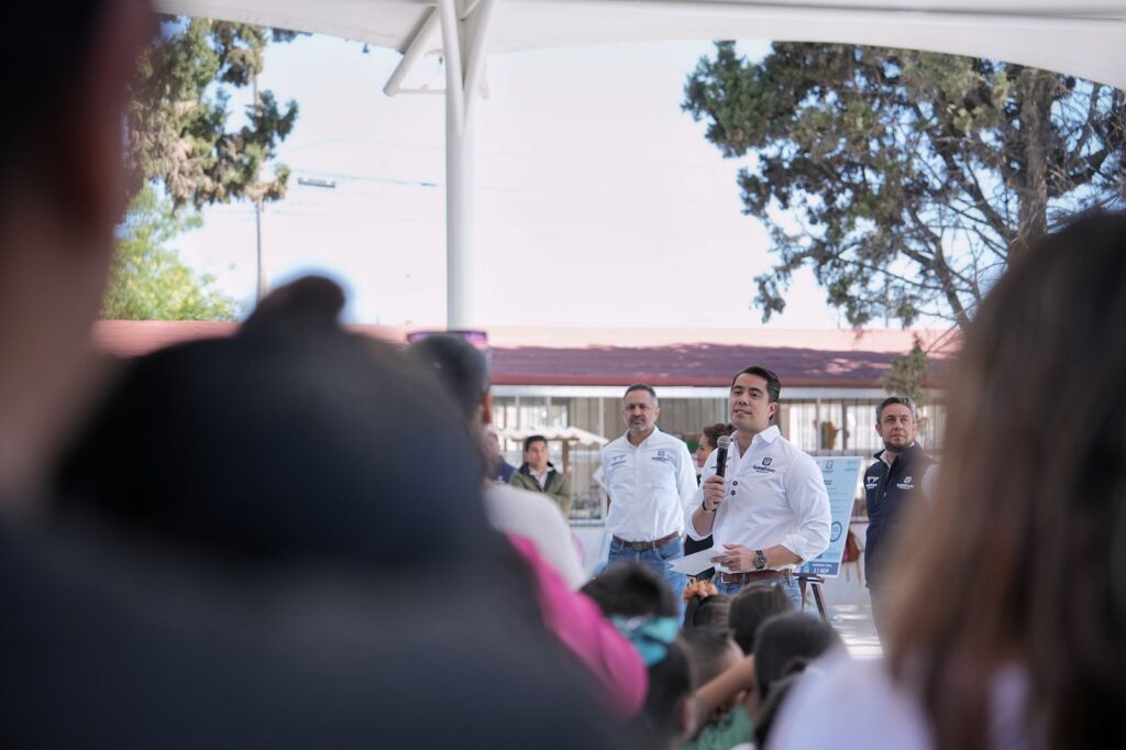 Entrega Felifer Macías arcotecho en el Jardín de Niños Celestino Freinet