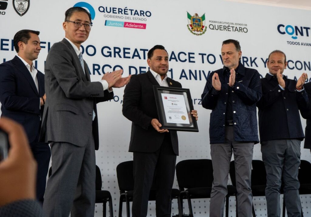 Asiste Roberto Cabrera a entrega de certificación a la SSC y Premio al Mérito Policial