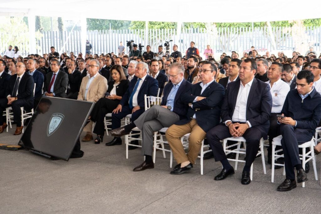 Asiste Roberto Cabrera a entrega de certificación a la SSC y Premio al Mérito Policial