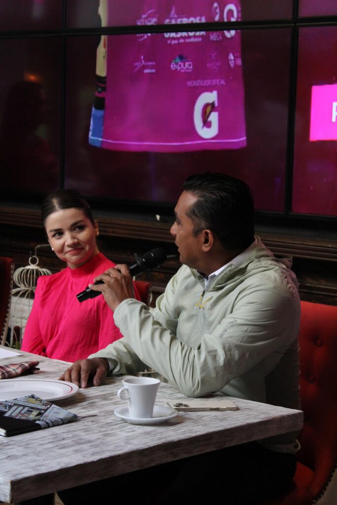 Presentan playera y medalla del medio maratón Mujer Querétaro 2025
