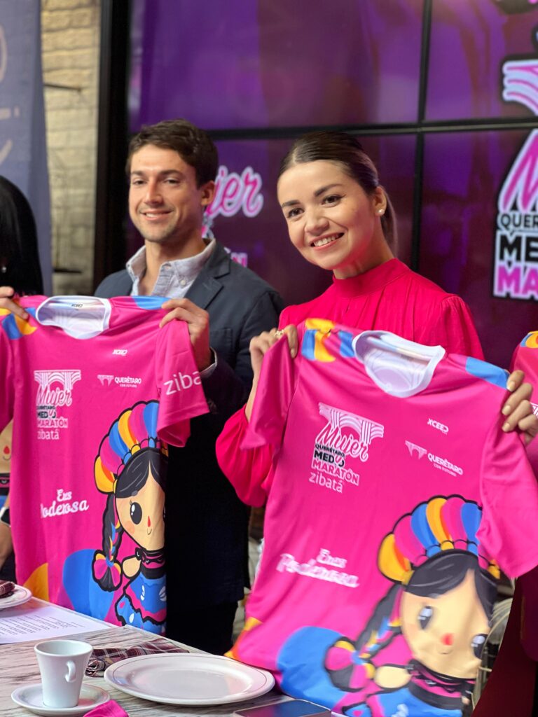 Presentan playera y medalla del medio maratón Mujer Querétaro 2025
