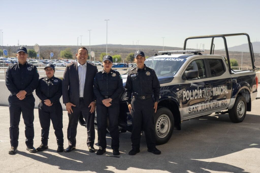 Entrega Mauricio Kuri seis patrullas y uniformes a la Policía Municipal de San Juan del Río