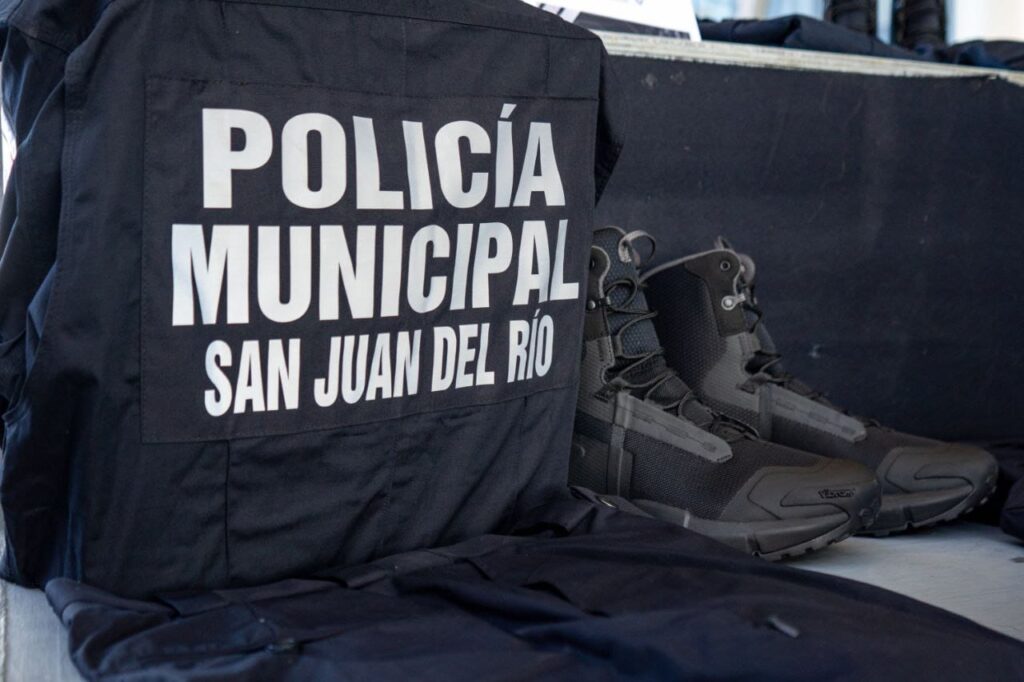 Entrega Mauricio Kuri seis patrullas y uniformes a la Policía Municipal de San Juan del Río