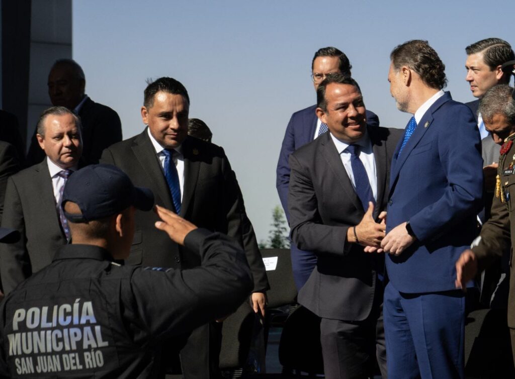 Entrega Mauricio Kuri seis patrullas y uniformes a la Policía Municipal de San Juan del Río