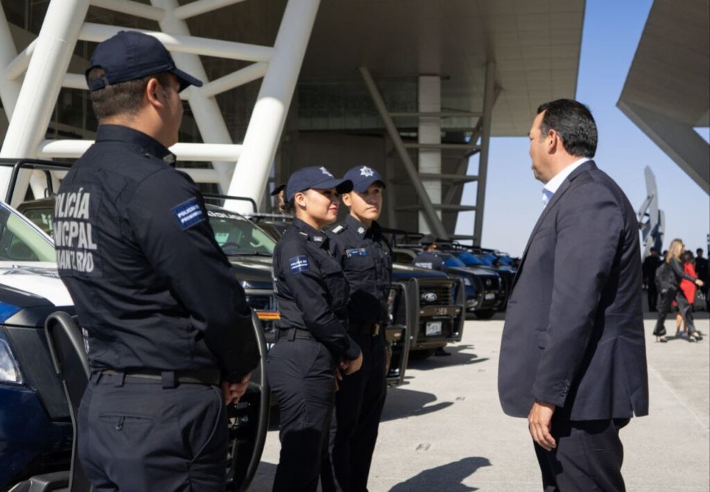 Entrega Mauricio Kuri seis patrullas y uniformes a la Policía Municipal de San Juan del Río