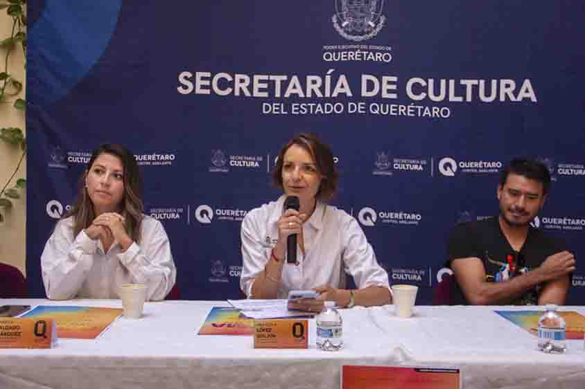 Llega a Querétaro el festival QroMa Arte en Piso La secretaria de Cultura del estado, Ana Paola López Birlain, anunció que del 16 al 18 de mayo próximos se llevará a cabo la primera edición del Festival QroMa Arte en Piso, en la Plaza Constitución de la capital queretana, espacio que se convertirá en una galería viva en la que, con el tema “La Huasteca”, se rendirá homenaje a una región profundamente rica en identidad, color y simbolismo. En conferencia de prensa, la titular de la SECULT comentó que con el festival se recupera la tradición del Madonnari italiano, que se adapta al corazón de Querétaro, convirtiendo el concreto en arte efímero, y acercando a las y los ciudadanos al proceso artístico en tiempo real. “QroMa será una antesala visual y simbólica de lo que viviremos en octubre, cuando Querétaro sea sede de la vigésima octava edición del Festival de la Huasteca, un encuentro que unirá a seis estados a través de la música, la danza, la gastronomía, las lenguas y los saberes ancestrales”, señaló. López Birlain expuso que las y los artistas que participarán en el QroMa 2025 serán seleccionados a través de la convocatoria que puede consultarse en la liga https://queretaro.gob.mx/documents/487042/944603/CONVOCATORIA_QROMA+copia.pdf/ec956c52-4b78-500b-adb8-9fa01fd8d485?t=1745873996666 y que cerrará el próximo 4 de mayo. Destacó que los proyectos culturales no suceden por sí solos, sino cuando hay voluntad, diálogo y trabajo en equipo, por lo que reconoció y agradeció la colaboración constante y comprometida de la secretarías de Cultura y de Turismo del municipio de Querétaro, y de la Secretaría de Turismo del estado. En su oportunidad, la secretaria de Cultura el municipio de Querétaro, Daniela Salgado Márquez, indicó que durante el QroMa las y los asistentes disfrutarán del proceso completo de la creación de las obras, desde el primer trazo hasta el resultado final, conviviendo con las y los artistas, y descubriendo el poder narrativo del arte urbano. Dijo que se espera la participación de 26 artistas locales y nacionales que estarán realizando las obras del 16 al 18 de mayo en la Plaza Constitución, espacio que en ese lapso se convertirá en un gran lienzo, con el objetivo de acercar al público al arte urbano desde un proceso creativo, promoviendo una experiencia directa, participativa y accesible, donde el suelo se convierte en un lienzo que dialoga con la identidad, el territorio y la tradición. A su vez, el organizador del festival, el artista Abraham Burciaga, explicó que podrán participar personas mexicanas o extranjeras residentes en la República Mexicana a partir de los 18 años de edad y que cada una tendrá un espacio asignado en el piso de 2.00 x 2.00 metros, en donde plasmará una obra pictórica utilizando la técnica de gis pastel. Añadió que el comité de selección estará integrado por especialistas en artes plásticas y visuales, relacionados con el arte público, y la lista de seleccionados se publicará el 6 de mayo, a través de las redes sociales y página web de las secretarías de Cultura del estado y del municipio de Querétaro.
