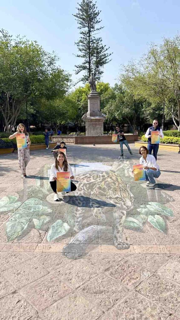 Llega a Querétaro el festival QroMa Arte en Piso La secretaria de Cultura del estado, Ana Paola López Birlain, anunció que del 16 al 18 de mayo próximos se llevará a cabo la primera edición del Festival QroMa Arte en Piso, en la Plaza Constitución de la capital queretana, espacio que se convertirá en una galería viva en la que, con el tema “La Huasteca”, se rendirá homenaje a una región profundamente rica en identidad, color y simbolismo. En conferencia de prensa, la titular de la SECULT comentó que con el festival se recupera la tradición del Madonnari italiano, que se adapta al corazón de Querétaro, convirtiendo el concreto en arte efímero, y acercando a las y los ciudadanos al proceso artístico en tiempo real. “QroMa será una antesala visual y simbólica de lo que viviremos en octubre, cuando Querétaro sea sede de la vigésima octava edición del Festival de la Huasteca, un encuentro que unirá a seis estados a través de la música, la danza, la gastronomía, las lenguas y los saberes ancestrales”, señaló. López Birlain expuso que las y los artistas que participarán en el QroMa 2025 serán seleccionados a través de la convocatoria que puede consultarse en la liga https://queretaro.gob.mx/documents/487042/944603/CONVOCATORIA_QROMA+copia.pdf/ec956c52-4b78-500b-adb8-9fa01fd8d485?t=1745873996666 y que cerrará el próximo 4 de mayo. Destacó que los proyectos culturales no suceden por sí solos, sino cuando hay voluntad, diálogo y trabajo en equipo, por lo que reconoció y agradeció la colaboración constante y comprometida de la secretarías de Cultura y de Turismo del municipio de Querétaro, y de la Secretaría de Turismo del estado. En su oportunidad, la secretaria de Cultura el municipio de Querétaro, Daniela Salgado Márquez, indicó que durante el QroMa las y los asistentes disfrutarán del proceso completo de la creación de las obras, desde el primer trazo hasta el resultado final, conviviendo con las y los artistas, y descubriendo el poder narrativo del arte urbano. Dijo que se espera la participación de 26 artistas locales y nacionales que estarán realizando las obras del 16 al 18 de mayo en la Plaza Constitución, espacio que en ese lapso se convertirá en un gran lienzo, con el objetivo de acercar al público al arte urbano desde un proceso creativo, promoviendo una experiencia directa, participativa y accesible, donde el suelo se convierte en un lienzo que dialoga con la identidad, el territorio y la tradición. A su vez, el organizador del festival, el artista Abraham Burciaga, explicó que podrán participar personas mexicanas o extranjeras residentes en la República Mexicana a partir de los 18 años de edad y que cada una tendrá un espacio asignado en el piso de 2.00 x 2.00 metros, en donde plasmará una obra pictórica utilizando la técnica de gis pastel. Añadió que el comité de selección estará integrado por especialistas en artes plásticas y visuales, relacionados con el arte público, y la lista de seleccionados se publicará el 6 de mayo, a través de las redes sociales y página web de las secretarías de Cultura del estado y del municipio de Querétaro.