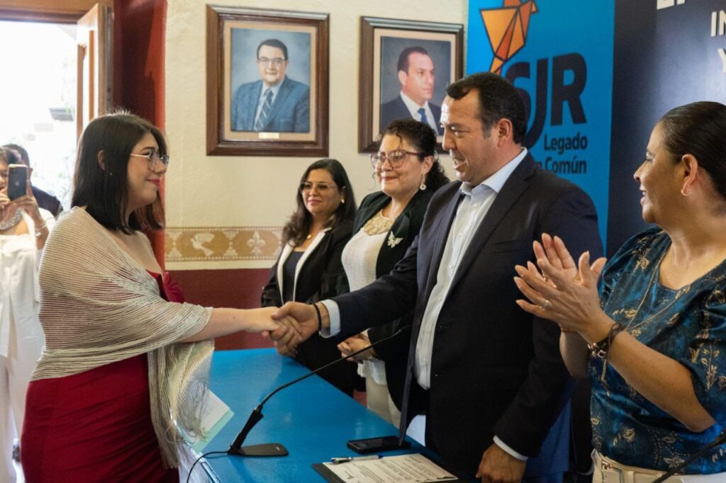 Entrega Roberto Cabrera certificados a estudiantes