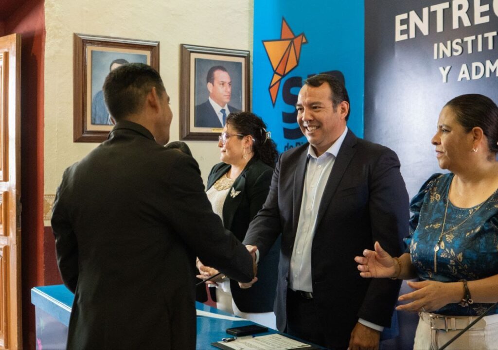 Entrega Roberto Cabrera certificados a estudiantes
