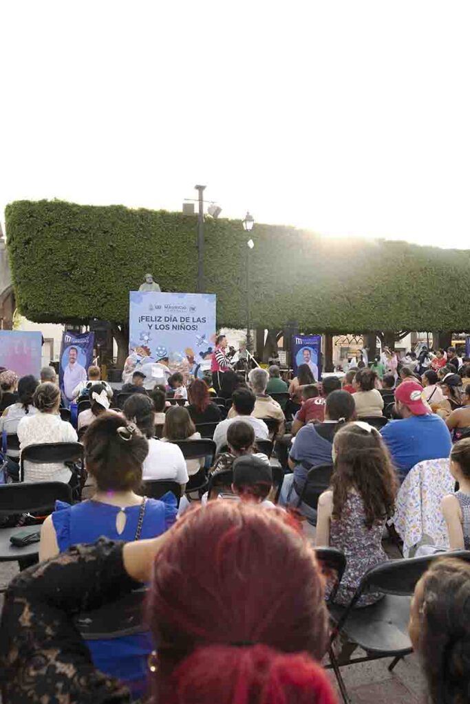 Mauricio Cárdenas celebra a niñas y niños en su día