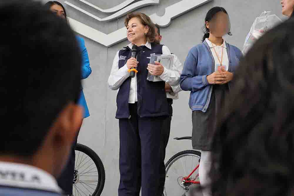 Abracen más a sus hijos: Adriana Olvera de Macías