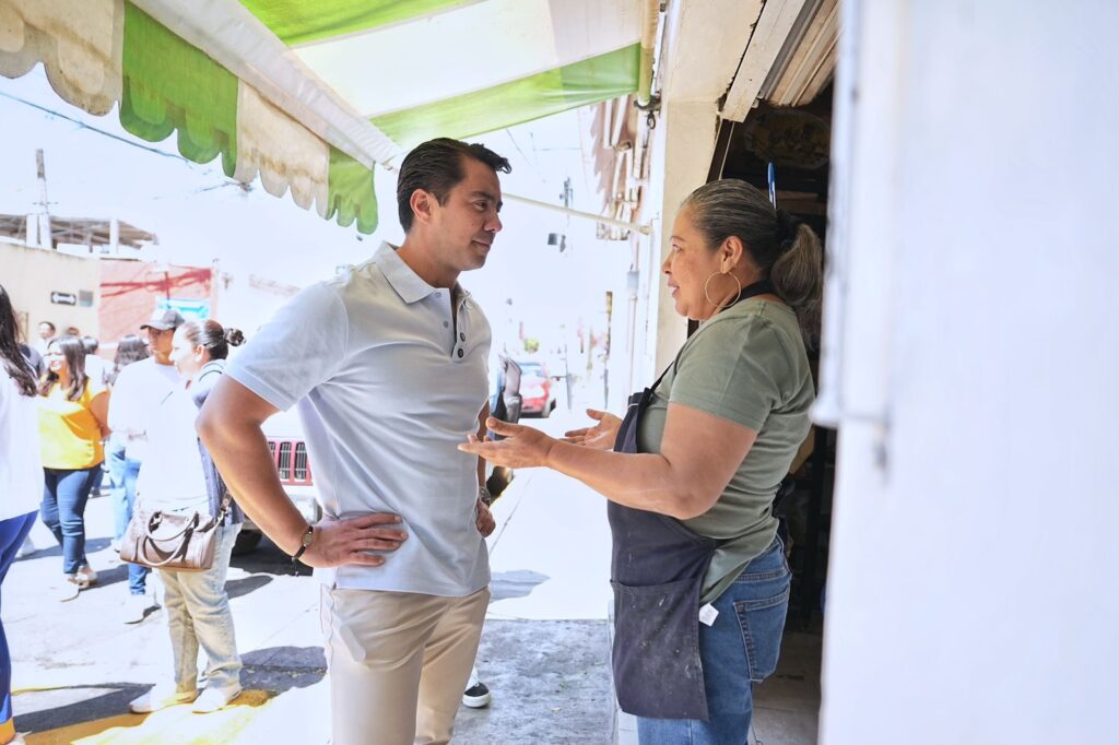 Entrega Felifer Macías trabajos de Alcalde en Acción en las colonias El Cerrito y La Trinidad