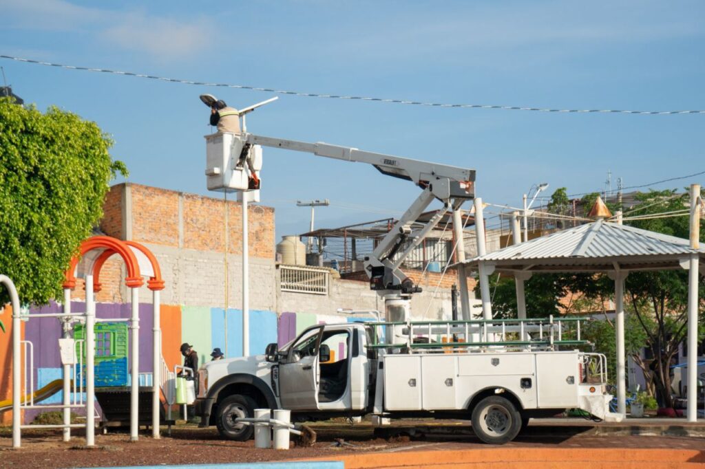 En equipo, Roberto Cabrera supervisa trabajos de Servicios Públicos en El Pedregoso