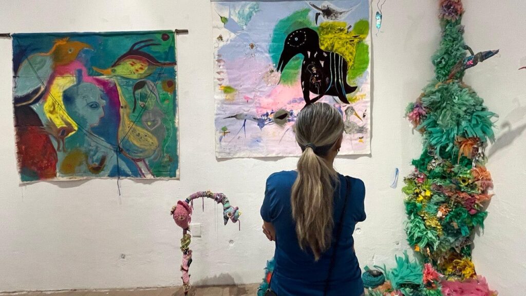 Llegan al Museo de la Ciudad dos muestras llenas de color y creatividad • “Vuelo a la Fantasía” de Hagar Fletcher, y “Coox Baab ¡Vamos a nadar!” de Alex Echeverría se inauguran en el recinto. • Pueden visitarse de martes a domingo; la entrada es libre. El color, la creatividad y la imaginación llegaron al Museo de la Ciudad, de la Secretaría de Cultura del estado, con la inauguración de las exposiciones “Vuelo a la Fantasía” de Hagar Fletcher, y “Coox Baab ¡Vamos a nadar!” de Alex Echeverría. En “Vuelo a la Fantasía”, la artista visual israelí transforma los restos del pasado en obras llenas de emoción y significado; materiales recogidos de la basura, mercados de pulgas, obras de arte descartadas y rincones olvidados de la vida se combinan; bordados, tejidos y pegados con amor crudo, pánico, creatividad e imaginación se observan en su trabajo. La idea nace del impulso de entender y sobrevivir, de una meditación visual sobre la libertad, el dolor, el trauma y la recuperación; a través de actos de transformación, lo que antes estaba roto se vuelve completo, lo que antes era inútil se vuelve vital. Cada pieza de Fletcher es el fragmento de una historia tejida, donde el caos no se oculta, sino que se sostiene, honra y se reimagina. Su exposición deja ver un vuelo no lejos de la realidad, sino hacia su corazón, donde la fantasía se convierte en una herramienta para la verdad. A su vez, en “Coox Baab ¡Vamos a nadar!”, Echeverría presenta una serie de cuadros que contienen emociones convertidas en trazos, cuyos tonos evocan varios momentos pasados bajo el agua, respirando aire comprimido, mirando por el vidrio templado de un visor. En las obras del artista queretano queda plasmada la contemplación de lo profundo del mar o la inundada cueva debajo de la selva, atravesando haloclinas, termoclinas o una intacta capa de sulfuro que semeja el fondo de un cenote recién descubierto que oculta un fantasmagórico e inquietante misterio. Las muestras de Fletcher y Echeverría puede visitarse de martes a domingo, de 12:00 a 20:00 horas, en el Museo de la Ciudad, ubicado en la calle Vicente Guerrero Norte, número 27, en el Centro Histórico de Querétaro; la entrada es libre.