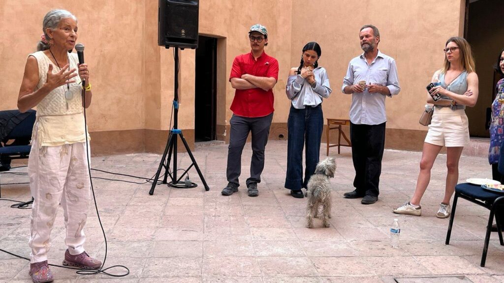 Llegan al Museo de la Ciudad dos muestras llenas de color y creatividad • “Vuelo a la Fantasía” de Hagar Fletcher, y “Coox Baab ¡Vamos a nadar!” de Alex Echeverría se inauguran en el recinto. • Pueden visitarse de martes a domingo; la entrada es libre. El color, la creatividad y la imaginación llegaron al Museo de la Ciudad, de la Secretaría de Cultura del estado, con la inauguración de las exposiciones “Vuelo a la Fantasía” de Hagar Fletcher, y “Coox Baab ¡Vamos a nadar!” de Alex Echeverría. En “Vuelo a la Fantasía”, la artista visual israelí transforma los restos del pasado en obras llenas de emoción y significado; materiales recogidos de la basura, mercados de pulgas, obras de arte descartadas y rincones olvidados de la vida se combinan; bordados, tejidos y pegados con amor crudo, pánico, creatividad e imaginación se observan en su trabajo. La idea nace del impulso de entender y sobrevivir, de una meditación visual sobre la libertad, el dolor, el trauma y la recuperación; a través de actos de transformación, lo que antes estaba roto se vuelve completo, lo que antes era inútil se vuelve vital. Cada pieza de Fletcher es el fragmento de una historia tejida, donde el caos no se oculta, sino que se sostiene, honra y se reimagina. Su exposición deja ver un vuelo no lejos de la realidad, sino hacia su corazón, donde la fantasía se convierte en una herramienta para la verdad. A su vez, en “Coox Baab ¡Vamos a nadar!”, Echeverría presenta una serie de cuadros que contienen emociones convertidas en trazos, cuyos tonos evocan varios momentos pasados bajo el agua, respirando aire comprimido, mirando por el vidrio templado de un visor. En las obras del artista queretano queda plasmada la contemplación de lo profundo del mar o la inundada cueva debajo de la selva, atravesando haloclinas, termoclinas o una intacta capa de sulfuro que semeja el fondo de un cenote recién descubierto que oculta un fantasmagórico e inquietante misterio. Las muestras de Fletcher y Echeverría puede visitarse de martes a domingo, de 12:00 a 20:00 horas, en el Museo de la Ciudad, ubicado en la calle Vicente Guerrero Norte, número 27, en el Centro Histórico de Querétaro; la entrada es libre.