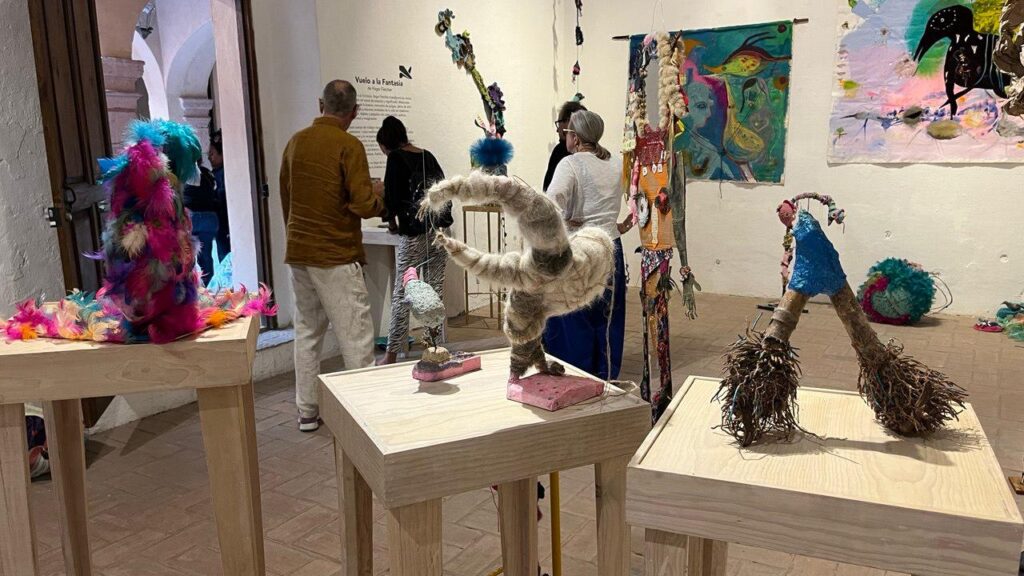 Llegan al Museo de la Ciudad dos muestras llenas de color y creatividad • “Vuelo a la Fantasía” de Hagar Fletcher, y “Coox Baab ¡Vamos a nadar!” de Alex Echeverría se inauguran en el recinto. • Pueden visitarse de martes a domingo; la entrada es libre. El color, la creatividad y la imaginación llegaron al Museo de la Ciudad, de la Secretaría de Cultura del estado, con la inauguración de las exposiciones “Vuelo a la Fantasía” de Hagar Fletcher, y “Coox Baab ¡Vamos a nadar!” de Alex Echeverría. En “Vuelo a la Fantasía”, la artista visual israelí transforma los restos del pasado en obras llenas de emoción y significado; materiales recogidos de la basura, mercados de pulgas, obras de arte descartadas y rincones olvidados de la vida se combinan; bordados, tejidos y pegados con amor crudo, pánico, creatividad e imaginación se observan en su trabajo. La idea nace del impulso de entender y sobrevivir, de una meditación visual sobre la libertad, el dolor, el trauma y la recuperación; a través de actos de transformación, lo que antes estaba roto se vuelve completo, lo que antes era inútil se vuelve vital. Cada pieza de Fletcher es el fragmento de una historia tejida, donde el caos no se oculta, sino que se sostiene, honra y se reimagina. Su exposición deja ver un vuelo no lejos de la realidad, sino hacia su corazón, donde la fantasía se convierte en una herramienta para la verdad. A su vez, en “Coox Baab ¡Vamos a nadar!”, Echeverría presenta una serie de cuadros que contienen emociones convertidas en trazos, cuyos tonos evocan varios momentos pasados bajo el agua, respirando aire comprimido, mirando por el vidrio templado de un visor. En las obras del artista queretano queda plasmada la contemplación de lo profundo del mar o la inundada cueva debajo de la selva, atravesando haloclinas, termoclinas o una intacta capa de sulfuro que semeja el fondo de un cenote recién descubierto que oculta un fantasmagórico e inquietante misterio. Las muestras de Fletcher y Echeverría puede visitarse de martes a domingo, de 12:00 a 20:00 horas, en el Museo de la Ciudad, ubicado en la calle Vicente Guerrero Norte, número 27, en el Centro Histórico de Querétaro; la entrada es libre.