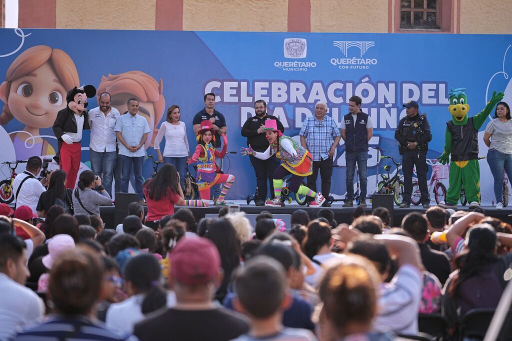 Festeja Felifer Macías a niñas y niños de Santa Rosa Jáuregui