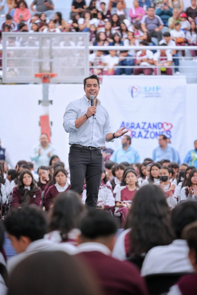Entrega Felifer Macías 600 lentes a estudiantes y refrenda su compromiso con la educación