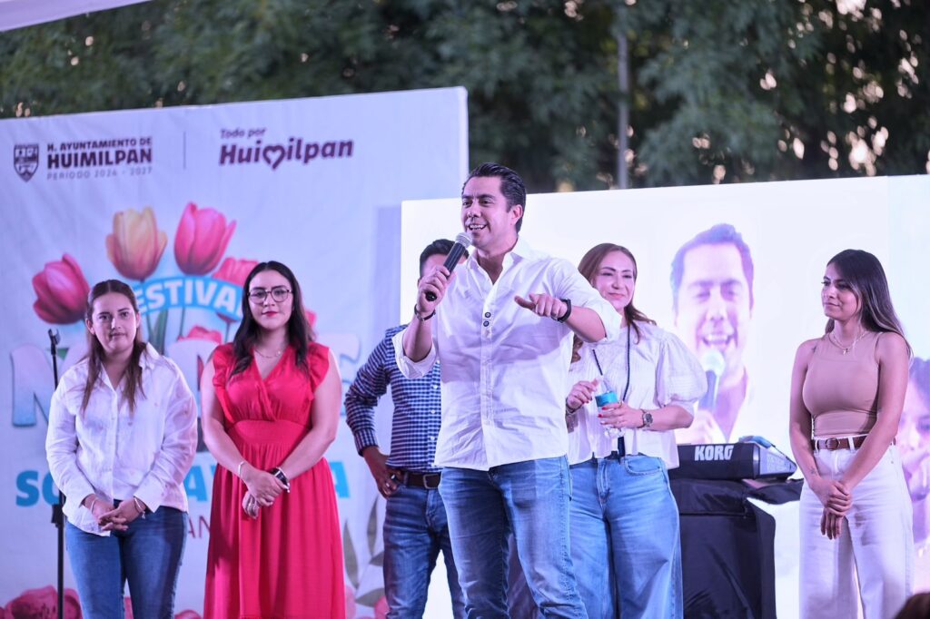 Asiste Felifer Macías al festival Madre Solo Hay Una, en Huimilpan