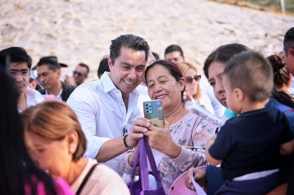 Festeja Felifer Macías Festeja Felifer Macías a las mamás en su día en la Delegación Josefa Vergara y Hernández