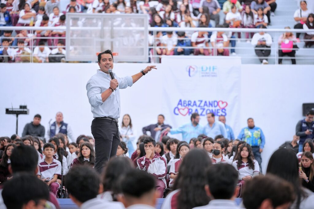Entrega Felifer Macías 600 lentes a estudiantes y refrenda su compromiso con la educación