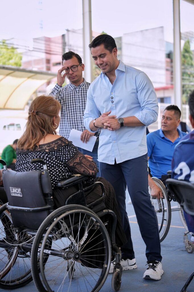 Presenta Felifer Macías a deportistas con discapacidad el programa social El Extra